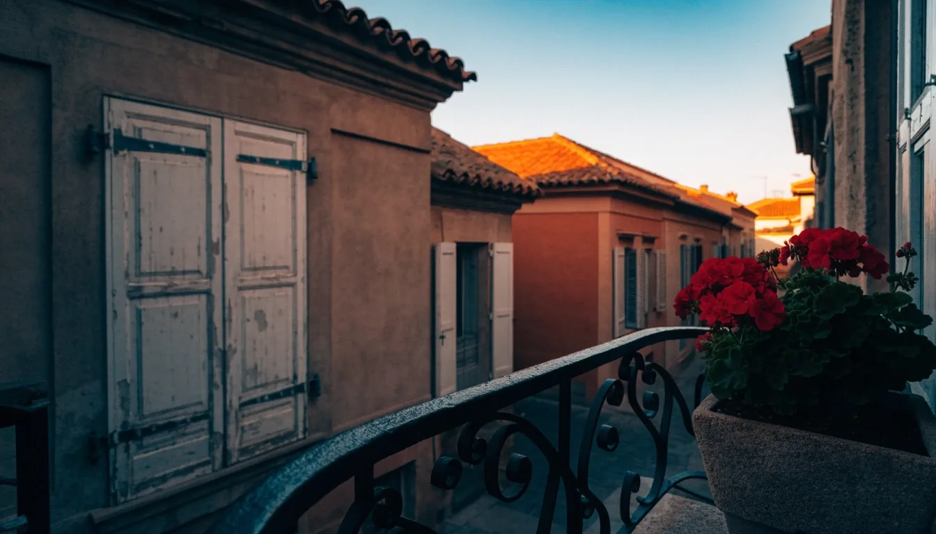 Calle tranquila de Valencia al atardecer vista desde un balcón